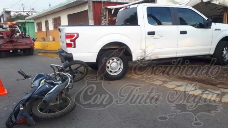 CHOCA CAMIONETA CONTRA MOTOCICLISTA