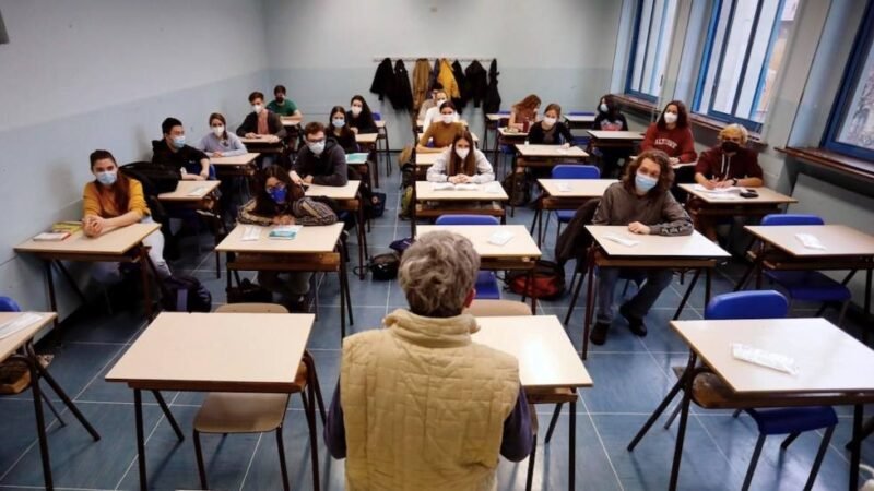 CALIFORNIA EXIGIRÁ A MAESTROS QUE SE VACUNEN O SE HAGAN PRUEBAS SEMANALES