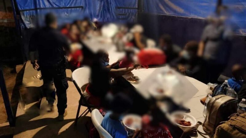 RESGUARDAN A 30 MIGRANTES