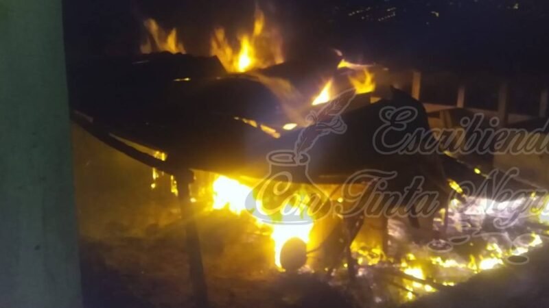 INCENDIO, A PUNTO DE ARRASAR CON VIVIENDA