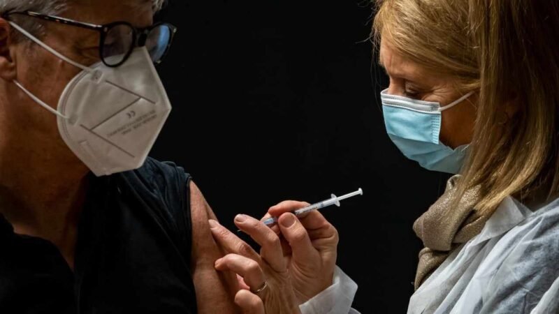 FRANCIA RECOMIENDA UNA TERCERA DOSIS PARA ANCIANOS Y PERSONAS FRÁGILES