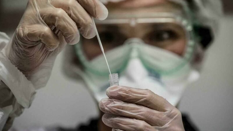 ALERTAN POR NUEVA VARIANTE DE COVID-19 EN SUDÁFRICA