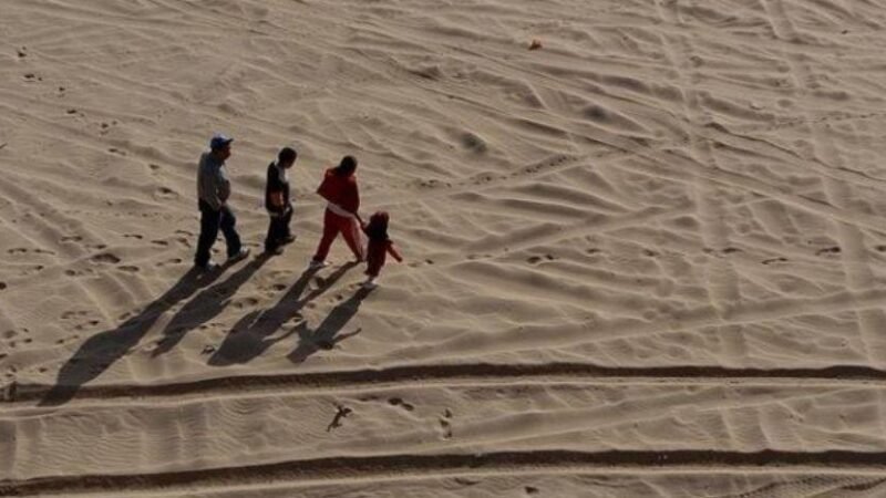 UNA MUJER Y SU HIJA MUEREN EN EL DESIERTO DE ARIZONA TRAS SER ABANDONADAS POR UN POLLERO