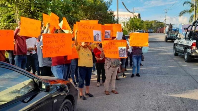 SE MANIFIESTAN FAMILIARES DE DETENIDOS EN BALACERA EN IXTAC