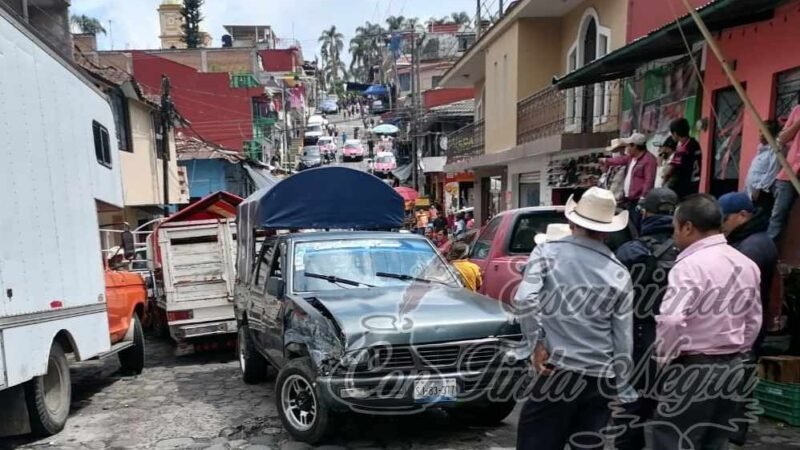 MIXTO RURAL PROVOCA CHOQUE AL QUEDARSE SIN FRENOS