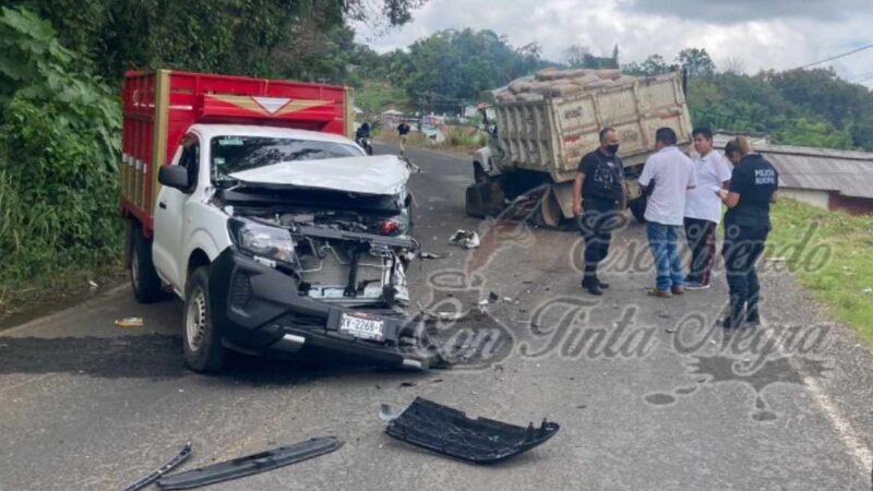 CAMIONETA, DESTROZADA AL IMPACTAR CON VOLTEO