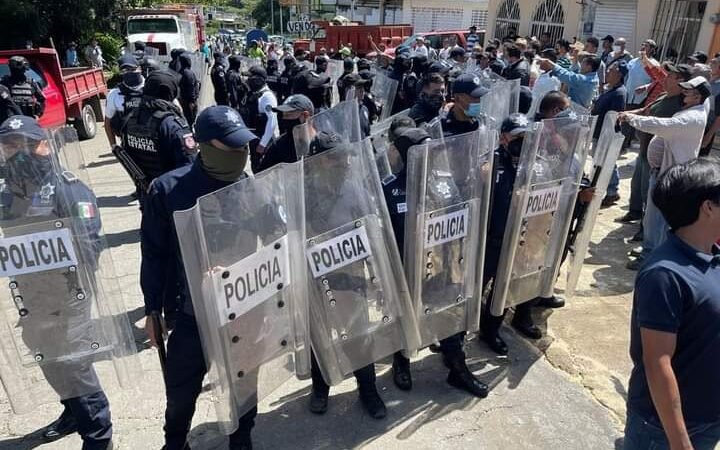 EXIGEN REPARACIÓN DE PUENTE Y LES MANDAN A LOS GRANADEROS