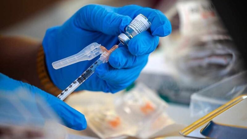 BIDEN IMPONE VACUNA CONTRA COVID A EMPLEADOS FEDERALES