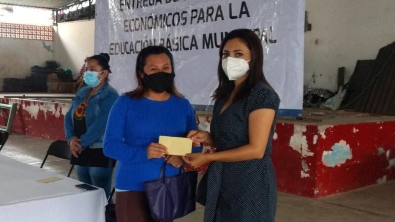 ENTREGAN ESTÍMULOS ECONÓMICOS EN IXHUATLÁN