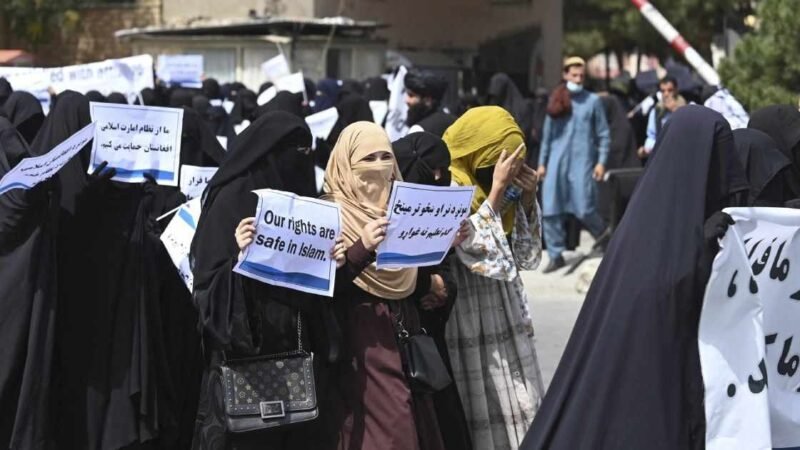 CIENTOS DE AFGANAS CON BURKAS MARCHAN EN APOYO A TALIBANES