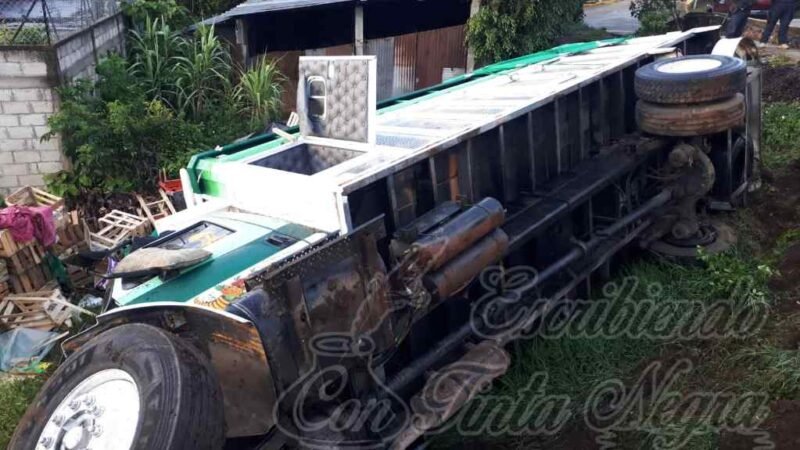 VUELCA CAMIÓN EN BULEVAR GÓMEZ MORÍN