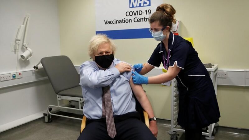REINO UNIDO OFRECERÁ VACUNA DE REFUERZO A MAYORES DE 50 AÑOS