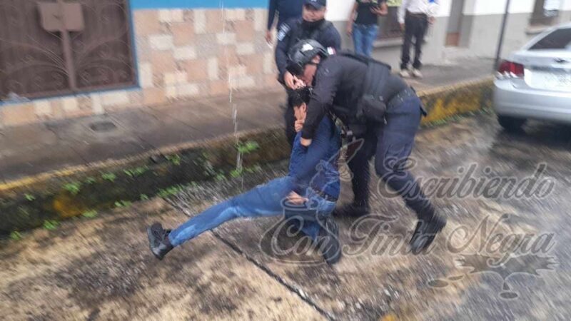 LO DETIENEN POR MANOSEAR A JOVEN