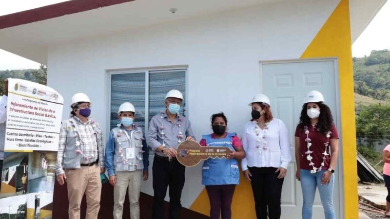 SEDESOL ENTREGA APOYOS EN COSCOMATEPEC
