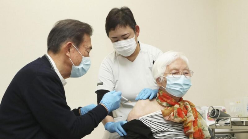 JAPÓN APLICARÁ LA TERCERA DOSIS DE LA VACUNA CONTRA LA COVID-19, EN 2022