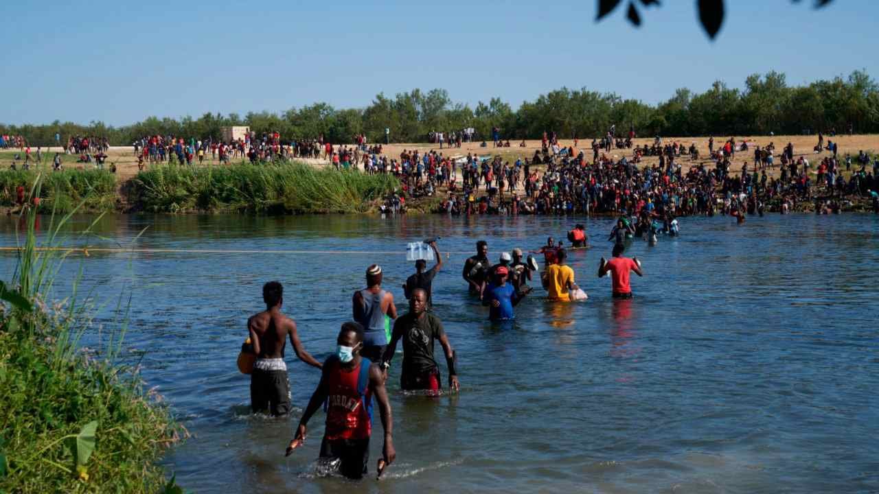 PROMETE BIDEN PONER ‘BAJO CONTROL’ SITUACIÓN DE MIGRANTES EN FRONTERA CON MÉXICO