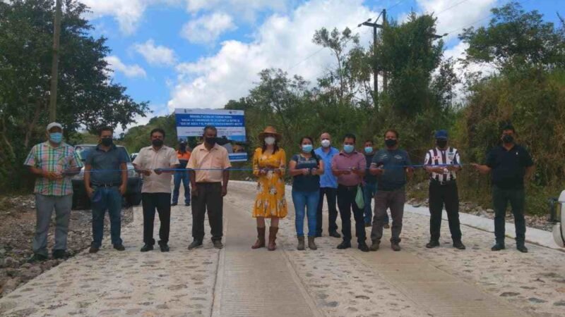 ENTREGA VIRIDIANA BRETÓN PAVIMENTACIÓN EN IXCAPANTLA