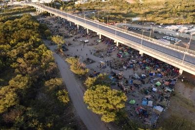 TRAS RETIRO DE CAMPAMENTO MIGRANTE, REABREN PASO FRONTERIZO EN DEL RÍO, TEXAS