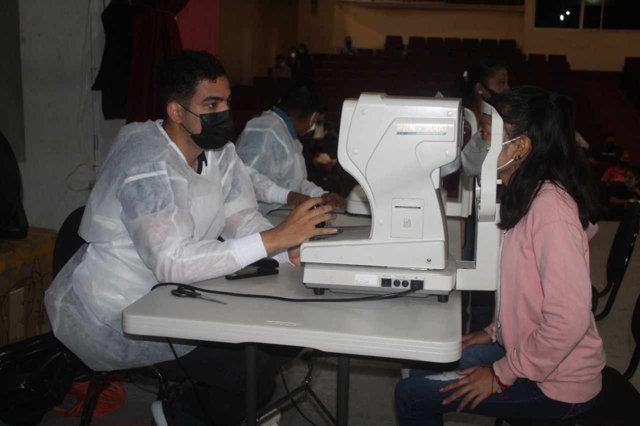 REALIZAN CAMPAÑA DE LA VISTA EN HUATUSCO
