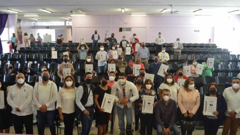 ESCUELAS DE LA ZONA RECIBEN ESCRITURAS