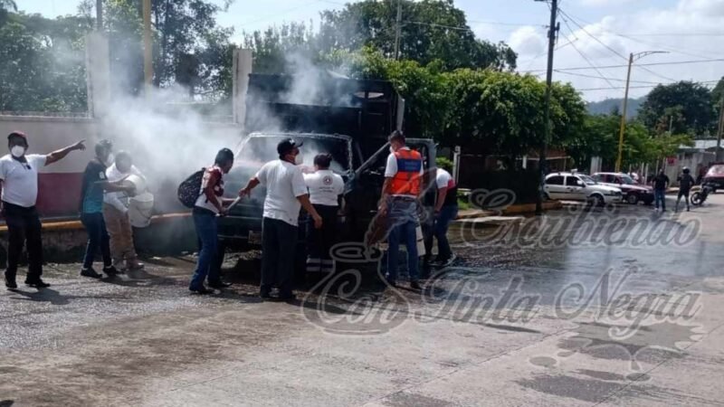 ARDE CAMIONETA EN CHOCAMÁN