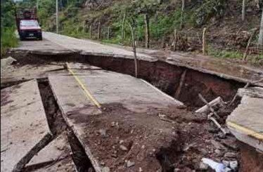 COLAPSA CARRETERA RECIÉN CONSTRUIDA