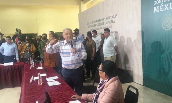 AMLO SUSPENDE ACTO PÚBLICO TRAS IRRUPCIÓN DE MANIFESTANTES EN PUEBLA