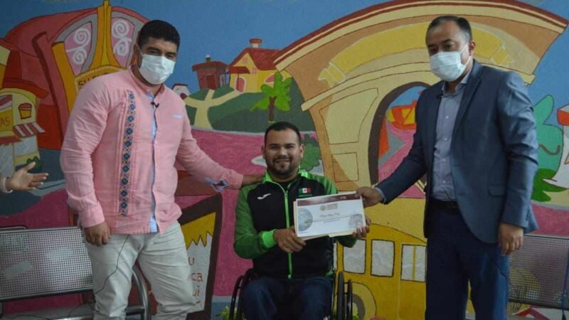 RECONOCEN A ATLETA PARALÍMPICO; GANÓ TRES MEDALLAS EN TOKIO