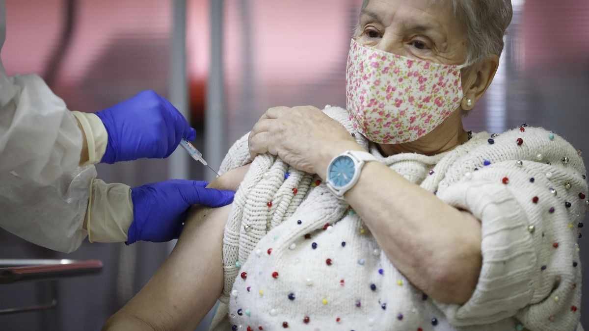ESPAÑA APLICARÁ TERCERA DOSIS CONTRA COVID-19 A MAYORES DE 70 AÑOS