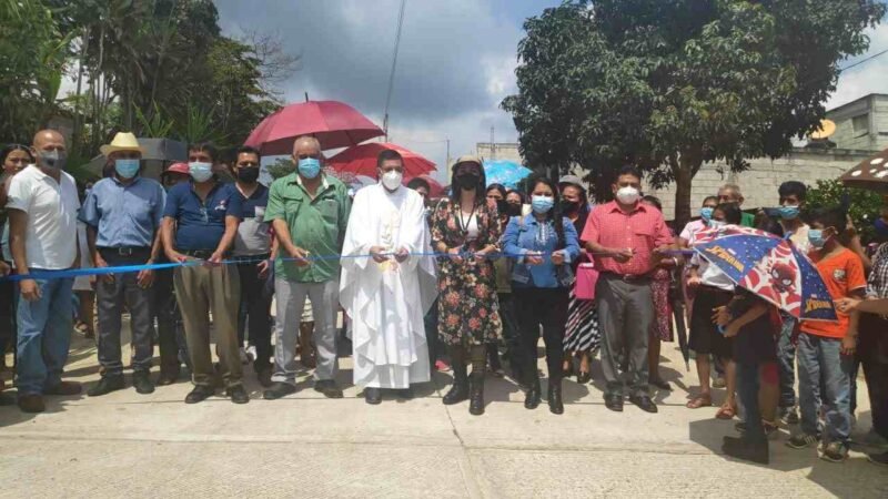 INAUGURA VIRIDIANA BRETÓN PAVIMENTACIÓN EN POTRERILLO