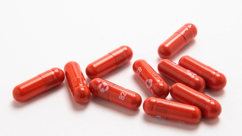 FARMACÉUTICA PIDE AUTORIZACIÓN DE EMERGENCIA DE SU PASTILLA CONTRA COVID-19