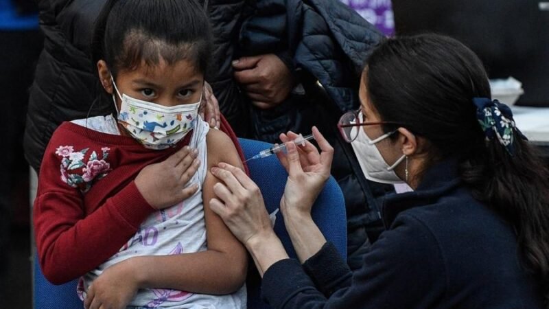 AMLO NIEGA QUE SE DEBA VACUNAR A MENORES POR ORDEN DE JUEZ