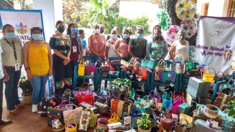 PARTICIPAN FÉMINAS DE IXHUATLÁN EN EXPO MUJERES ARTESANAS