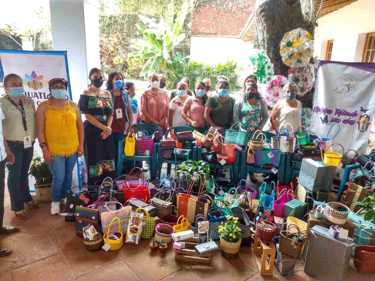 PARTICIPAN FÉMINAS DE IXHUATLÁN EN EXPO MUJERES ARTESANAS