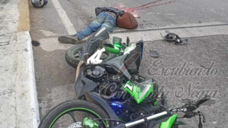 AUTO LE APLASTA LA CABEZA A MOTOCICLISTA