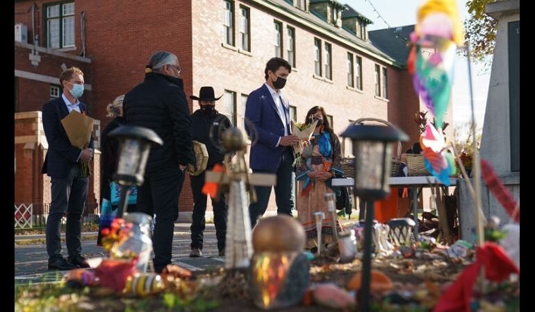 JUSTIN TRUDEAU VISITA TUMBAS DE ANTIGUO INTERNADO INDÍGENA