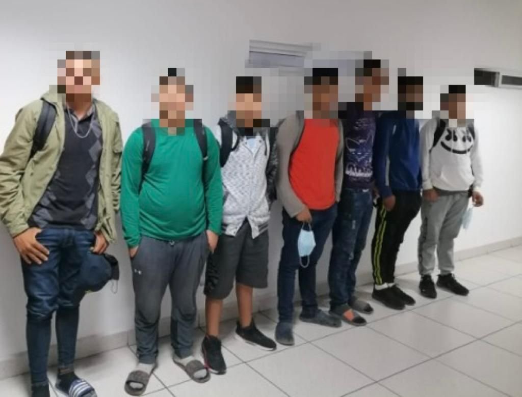 INTERVIENEN A 28 MIGRANTES; DETIENEN A 7 “POLLEROS”
