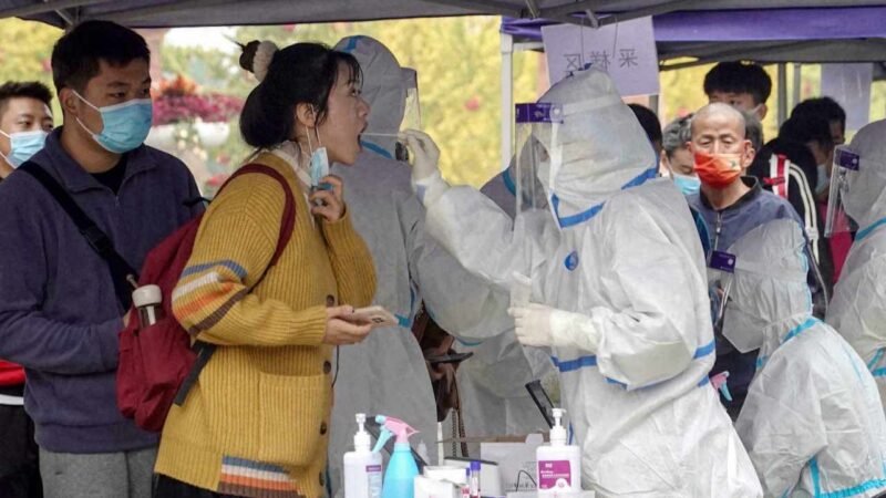 CIERRAN ESCUELAS Y CANCELAN VUELOS EN CHINA POR NUEVO BROTE DE COVID