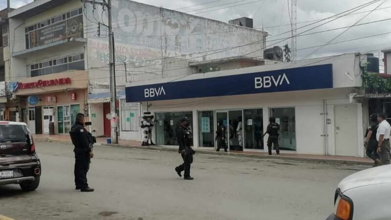 ASALTAN BANCO Y TOMAN REHENES