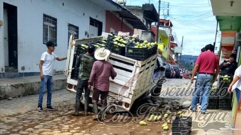 “SE TRAGA” CALLE A CAMIONETA