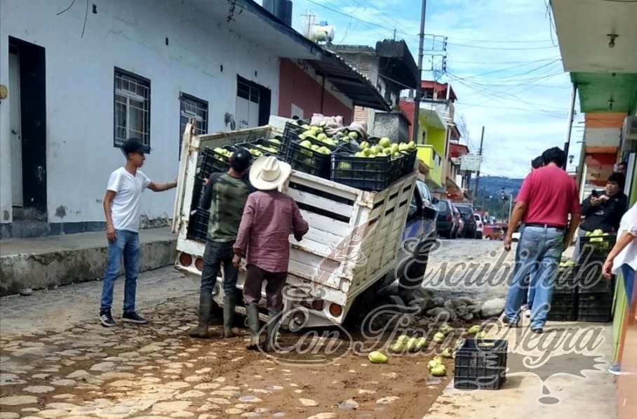 “SE TRAGA” CALLE A CAMIONETA