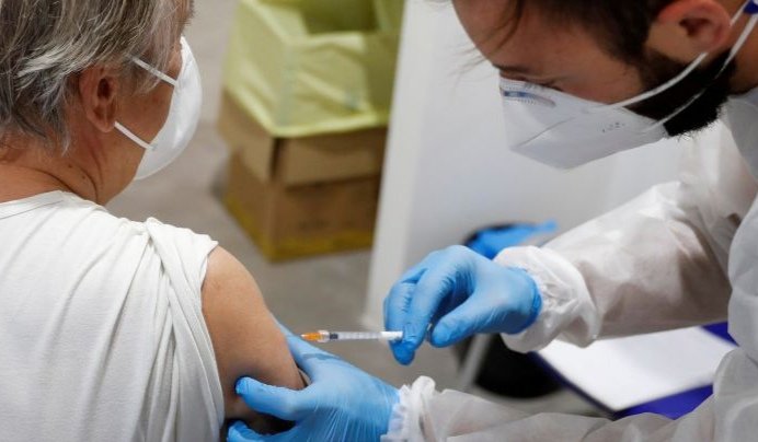 CANADÁ RECOMIENDA DOSIS DE REFUERZO CONTRA EL COVID-19 A MAYORES DE 80 AÑOS