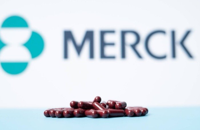 GRAN BRETAÑA AUTORIZA LA PÍLDORA DE MERCK CONTRA EL COVID-19