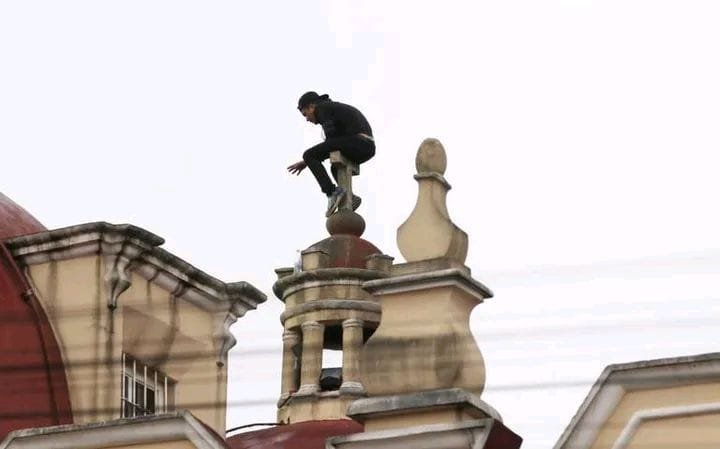 JOVEN AMENAZA CON LANZARSE DE CÚPULA DE TEMPLO