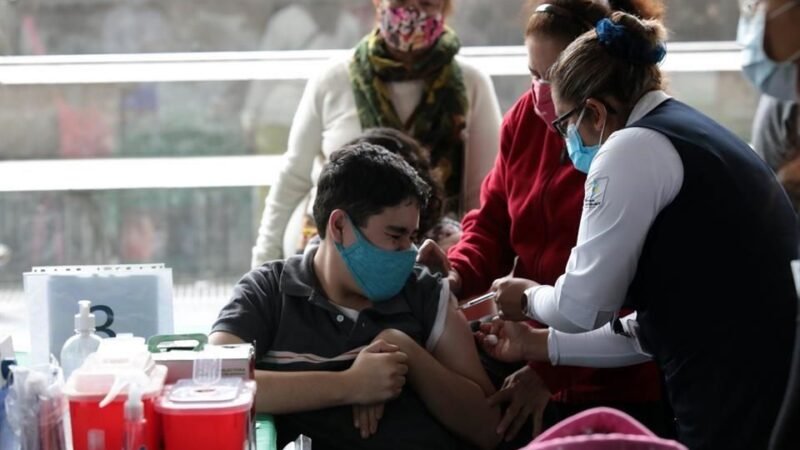 IMPUGNAN ORDEN DE VACUNAR A MENORES DE 12 A 17 AÑOS