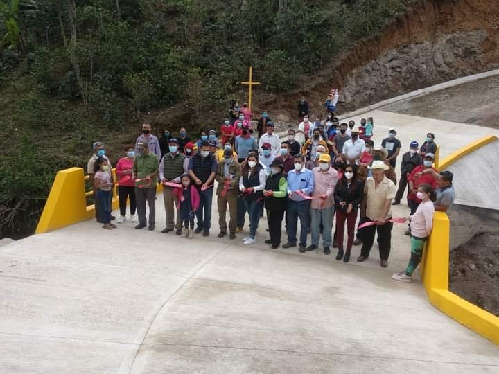 INAUGURAN PUENTE “EL TESMOLITO”