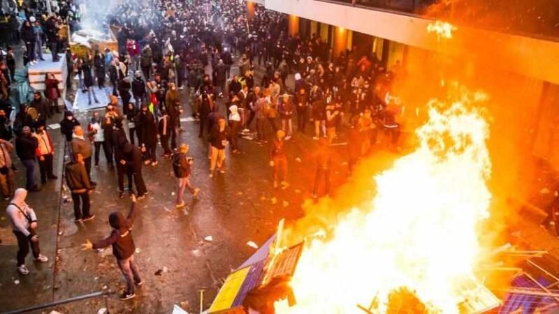 PRIMER MINISTRO LLAMA ‘IDIOTAS’ A QUIENES PROTESTAN CONTRA RESTRICCIONES COVID