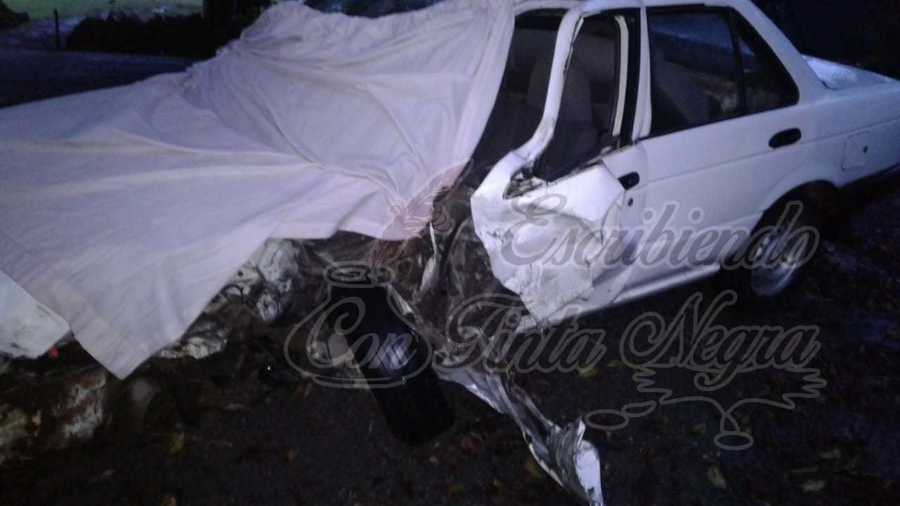 TSURU TERMINA DESTROZADO AL CHOCAR CON CAMIONETA DE GAS HUATUSCO