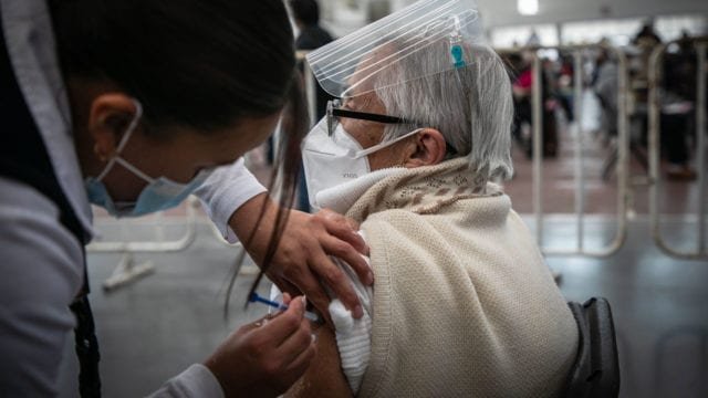 MÉXICO ANALIZA APLICAR VACUNA DE REFUERZO A ADULTOS MAYORES