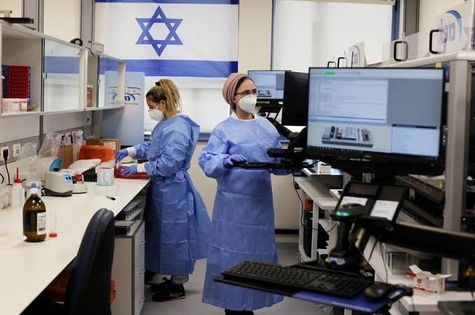 ISRAEL DETECTA EL PRIMER CASO DE ÓMICRON, LA NUEVA VARIANTE DE COVID